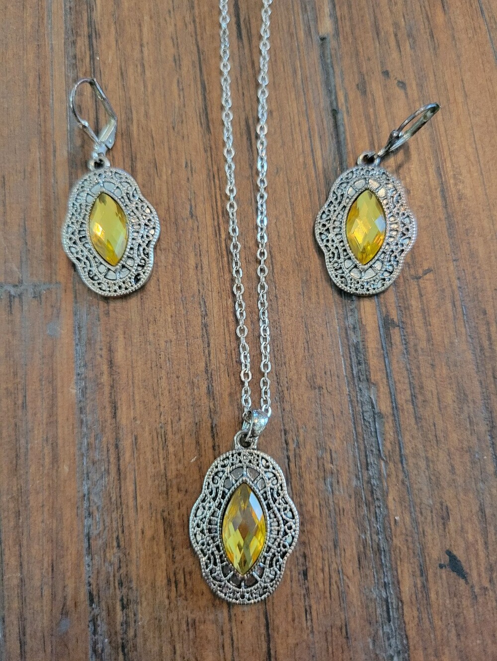 Silver & Yellow Filigree Pendant Necklace and Earring Set